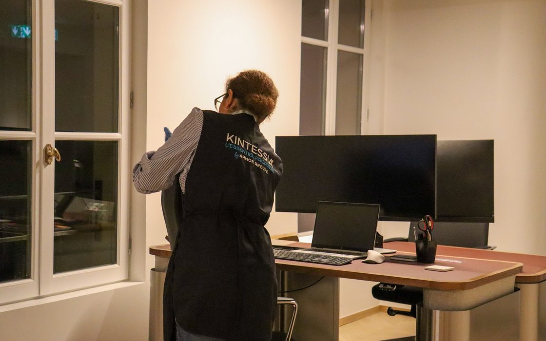 Agente KINTESSIA en intervention dans des bureaux - Propreté & Nettoyage